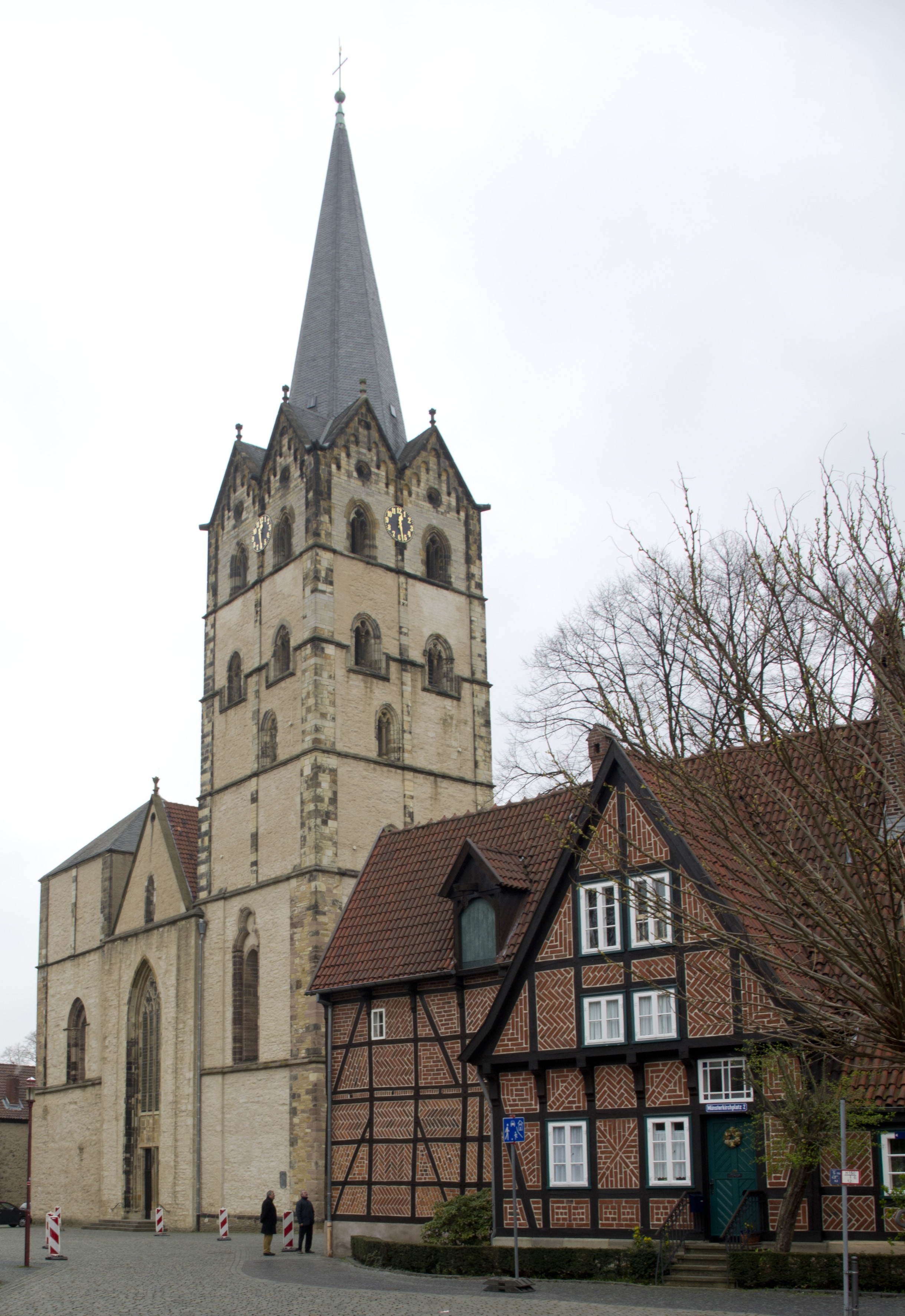 Herforder Münsterkirche Westseite a - Foto Johannes Beer
